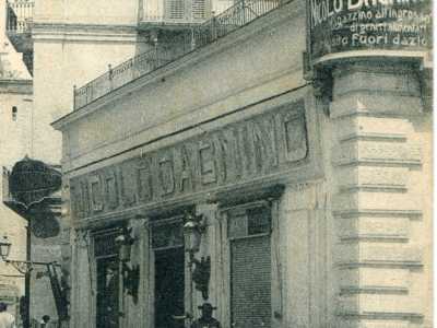 Qui un tempo c�era anche la sede dell�ingrosso di alimentari e oggettistica di Nicol� Dagnino. Il fornitissimo negozio, attivo fino al 1948, si trovava al di fuori della cinta del dazio della citt� e, non pagando tasse, riusciva ad avere prezzi pi� bassi della concorrenza